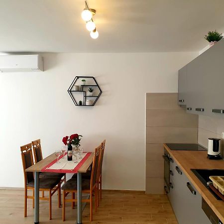 Apartment Mon Cheri-Located In A Quiet Neighbourhood Near Beaches Free Parking بولا المظهر الخارجي الصورة